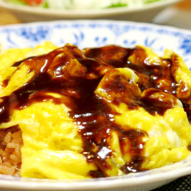 今日の晩御飯 炊飯器で作るチキンピラフに ふわふわとろとろ卵を乗せた 簡単オムライス と オニオントマトサラダ By Y Kさん レシピブログ 料理ブログのレシピ満載