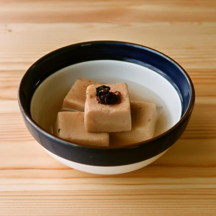 黒い縁の器に盛り付けられた高野豆腐の含め煮梅風味