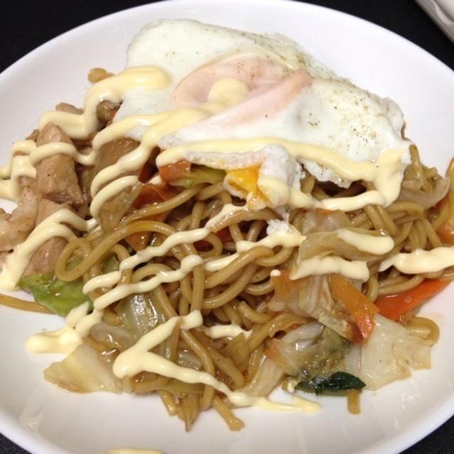 焼きそば目玉焼き乗っけ