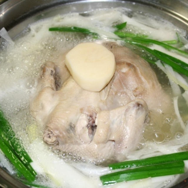 タッカンマリ（닭한마리）　－－　鶏丸ごと豪華な鍋