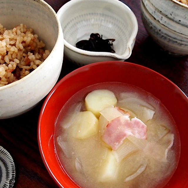 お味噌の食べ比べ・・新ジャガとベーコンのお味噌汁と納豆チャーハン♪