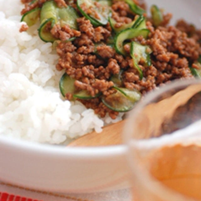 塩もみきゅうりのそぼろ丼