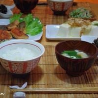 カレー風味のサーモンソテーのお夕飯と採れたて野菜。
