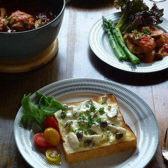 鶏肉のトマト煮と、きのこチーズトースト♪