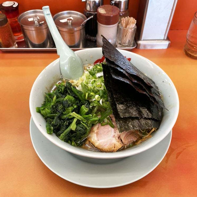 焦がし醤油ラーメン背脂変更多めで啜る 〜ほうれん草・のり5枚・LINEクーポン薬味ネギ・山岡家〜