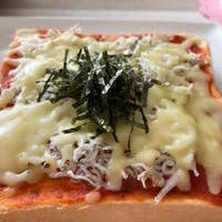 しらすピザトーストと果物と ♬