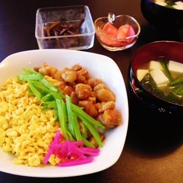 三色ごはんはチキンの照り焼きが定番（笑）