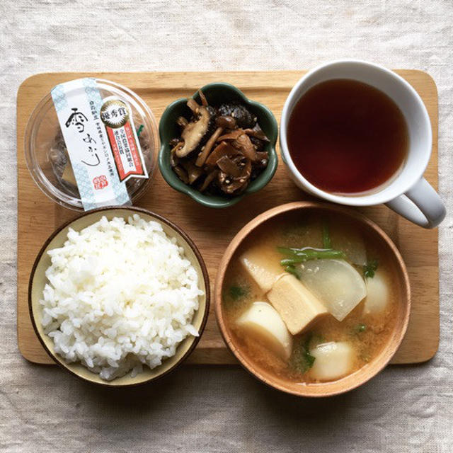 11月10日の朝ごはん。調理時間11分。冷凍カブと高野豆腐のみそ汁と納豆