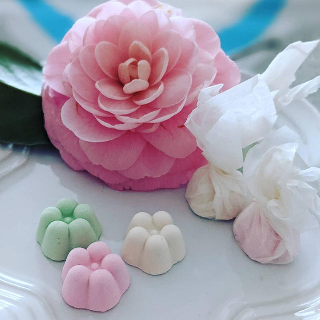 [うさぎみたいな包装紙] 金沢 落雁諸江屋 花うさぎ
