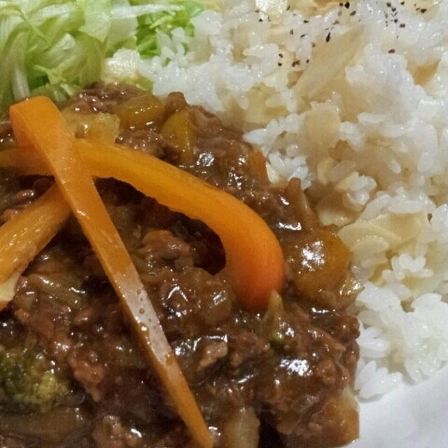 お昼にいかが？『カレー　アーモンドライス添え』