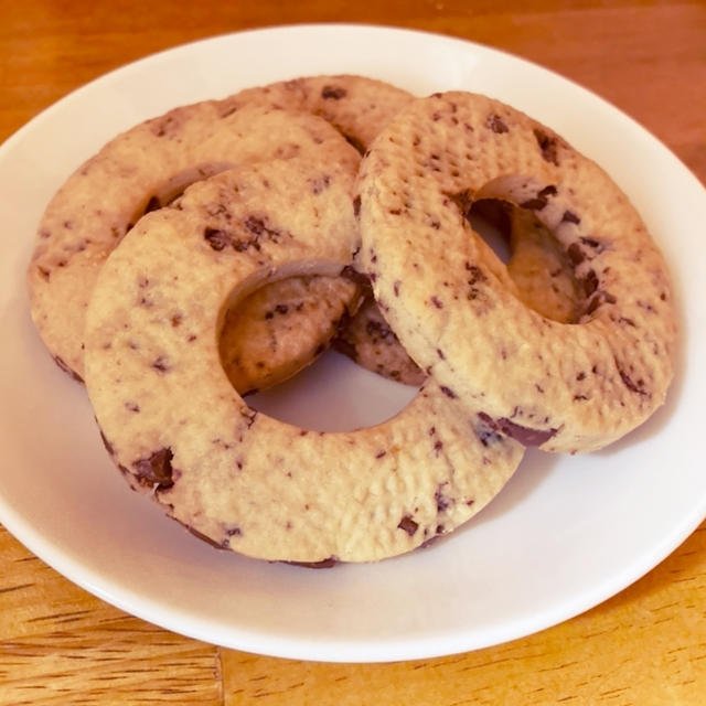 『米粉のチョコチップクッキー』ドーナツ型で型抜きしてみました🍩