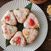 豚汁と具だくさんおにぎりで背伸びしない朝ごはん＊包丁不要！たらことたまごのおかかおにぎり