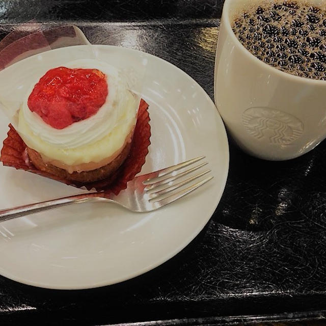 スタバの　ストロベリー＆クッキーチーズケーキと珈琲倶楽部のエクセルブレンドおいしい～