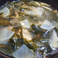 鶏ガラでコクうま！わかめスープの作り方。鶏肉で作る韓国人気レシピも