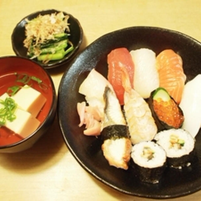 お寿司と卵豆腐のお吸い物の簡単晩ごはん