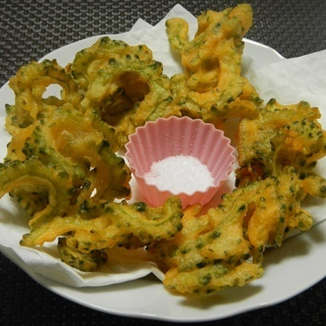 にんじんのとろ実の衣でゴーヤのかき揚げ