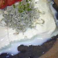 夕食☆ハウス「特選本香り」♪ブラックタイガーのクレイジーソルト焼き　ゆば刺し　こんにゃくの煮物…
