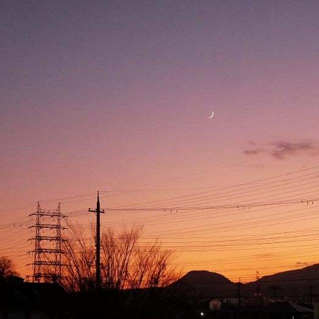 今日の夕焼けと三日月