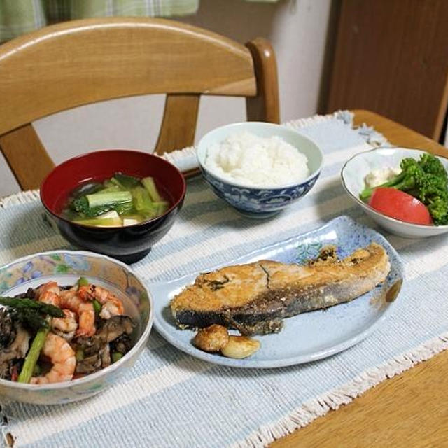 ぶりの粉チーズ焼きとエビとアスパラと舞茸の炒めものでうちごはん（レシピ付）