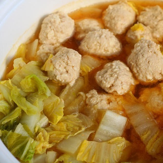 冬の簡単鍋レシピ【ふわふわ鶏団子と白菜の味噌鍋】
