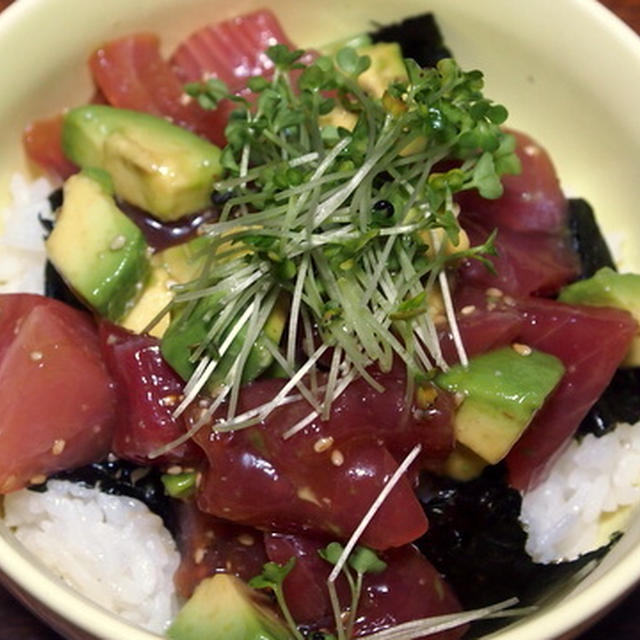 マグロアボカド丼