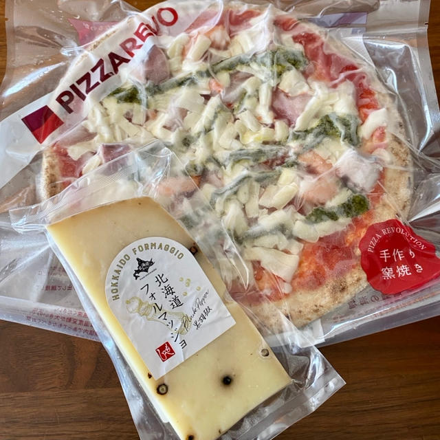 明治屋の pizza おいしいー (๑><๑)