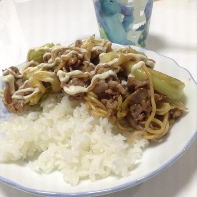 お昼は焼きそば