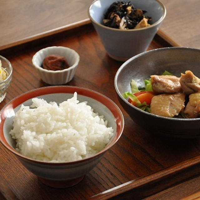 作りおきおかずを集めてできたおうちごはん。