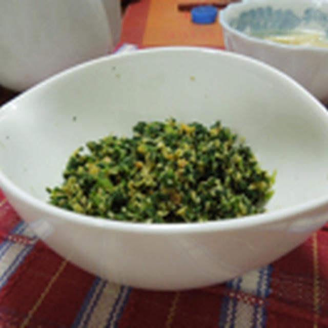 フキの葉で湯葉炒り煮
