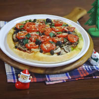 バジル香るトマトと3種のきのこのクリスマスピザ