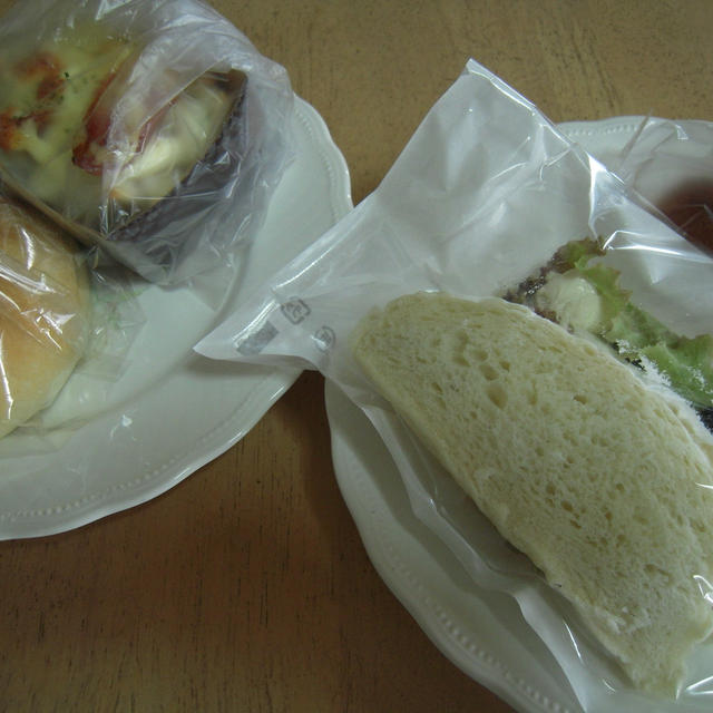 サンドイッチ（黒豆入りクリームチーズとクルミ）in Mon petit