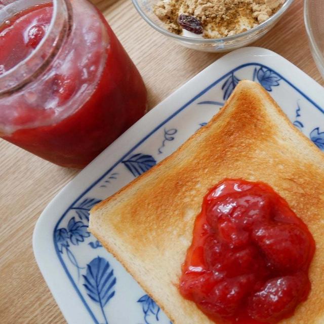 苺ジャムトースト、いつかの朝ごはん#本日のおうちごはん