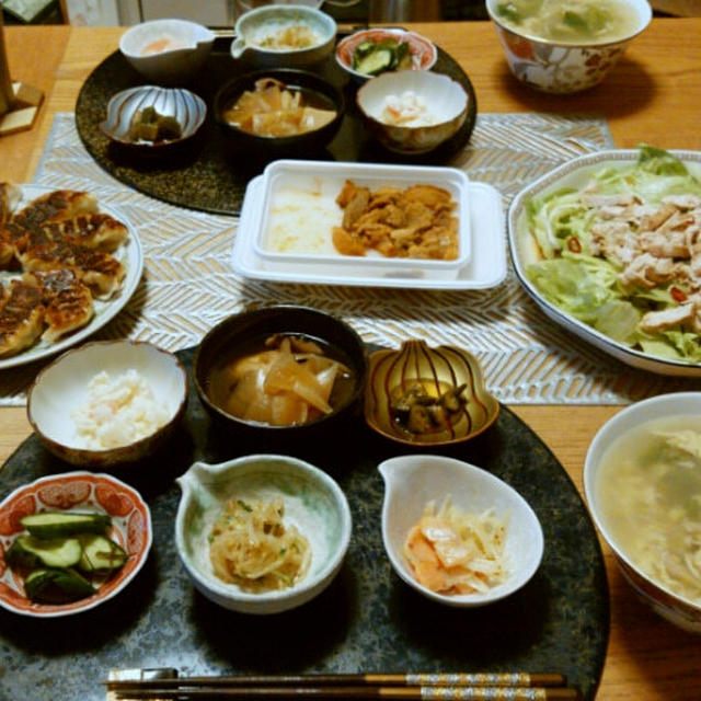 ダンナごはん！焼餃子と鶏ぽん酢煮のサラダと小鉢6品＋にら玉スープ