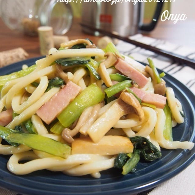 【ランチにささっと！小松菜キノコとベーコンのコンソメ醤油チーズ焼きうどん♡かっ