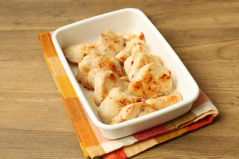 鶏むね肉がぷるぷるに！絶品下味冷凍の作り置き。鶏むね肉のコンソメごま油漬けのレシピ。
