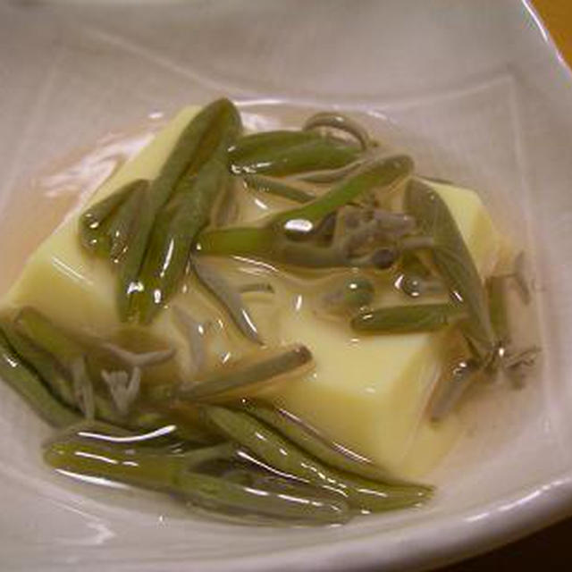 たまご豆腐をじゅんさいで、ひんやりつるり