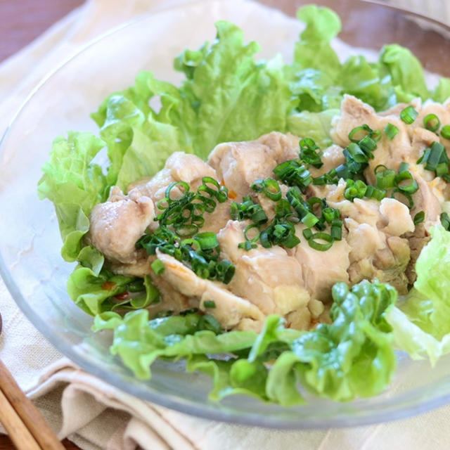 【鶏モモ肉】レンチン蒸し鶏でピリ辛ごまだれサラダ