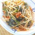 ピリ辛味でお酒にご飯に合う〜パパッと簡単おつまみおかず！もやしとわかめのキムチ炒め。