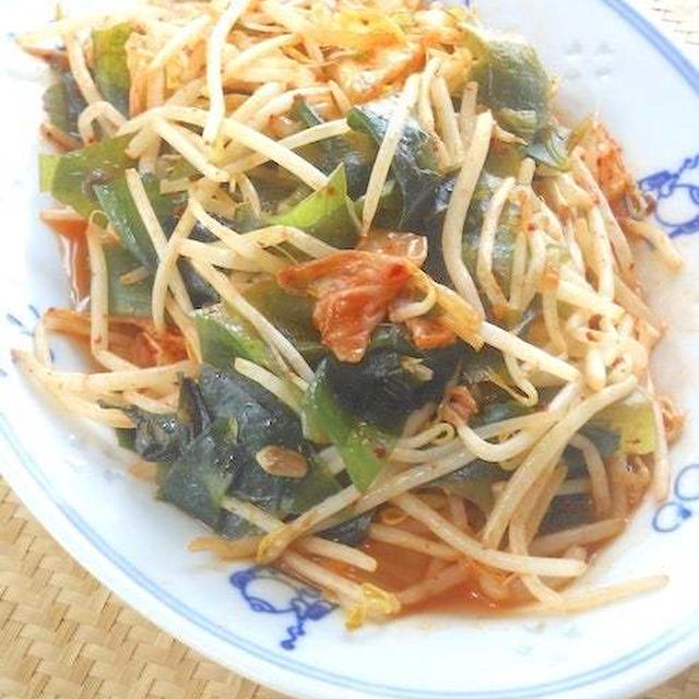 ピリ辛味でお酒にご飯に合う〜パパッと簡単おつまみおかず！もやしとわかめのキムチ炒め。