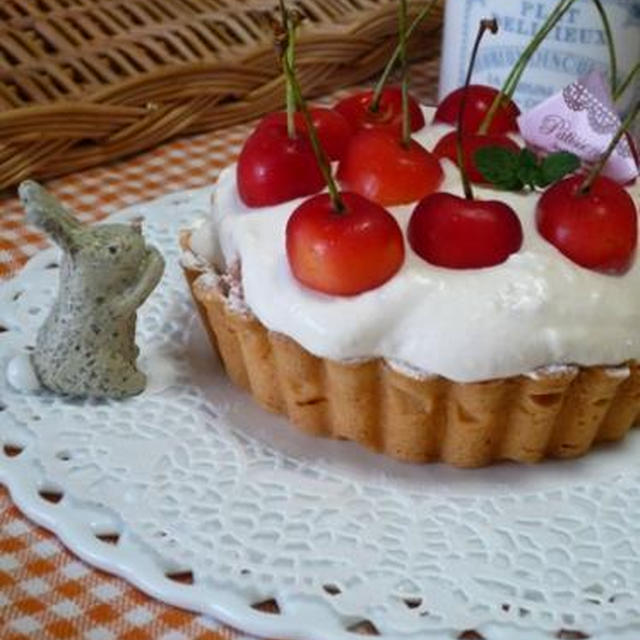 さくらんぼとベリーのチーズタルトで、おやつタイム！