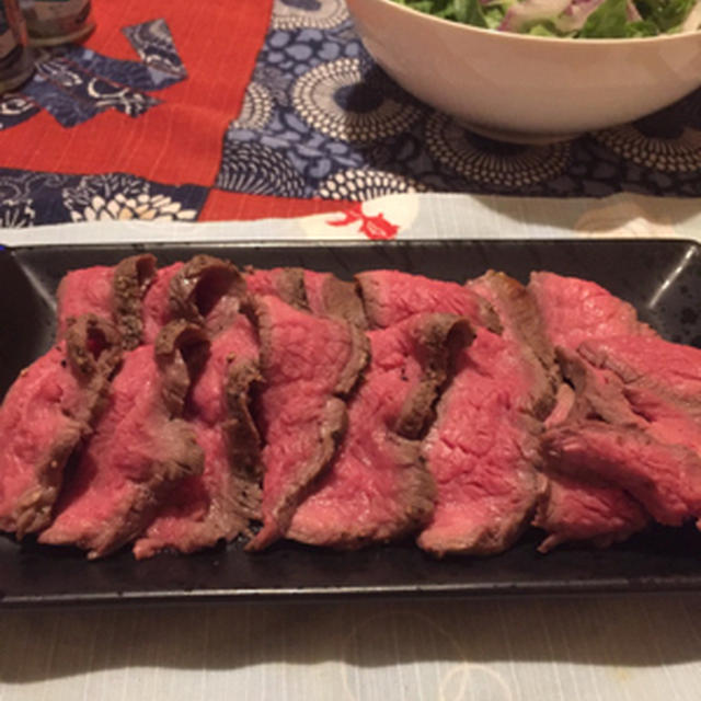 牛たたき、サラダとエノキソース