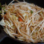 フライパンのまま提供する、ほりにし野菜炒め