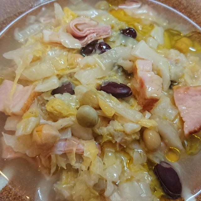 白菜と豆とベーコンのくたくた煮スープ