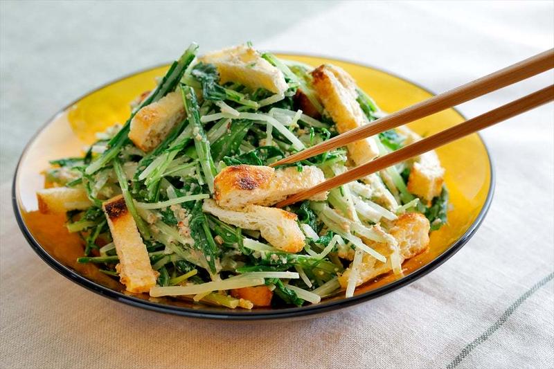 ＼大量消費! ／水菜と焦がし油揚げのごまドレサラダ