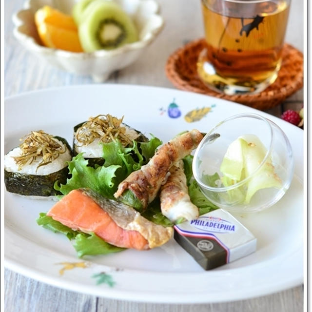 おにぎりのワンプレートで朝ごはん