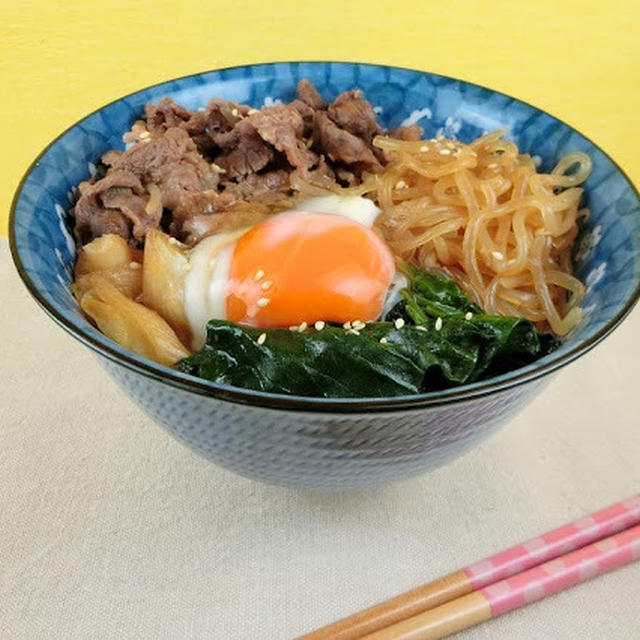 すき焼きのたれが食欲そそる！フライパン一つでつくる満腹牛丼