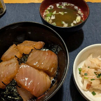 おうちごはん　〜ビンチョウマグロの漬け丼〜