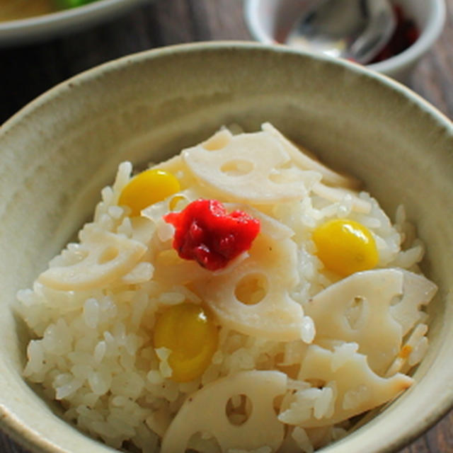 蓮根と銀杏の炊き込みご飯 梅肉添え