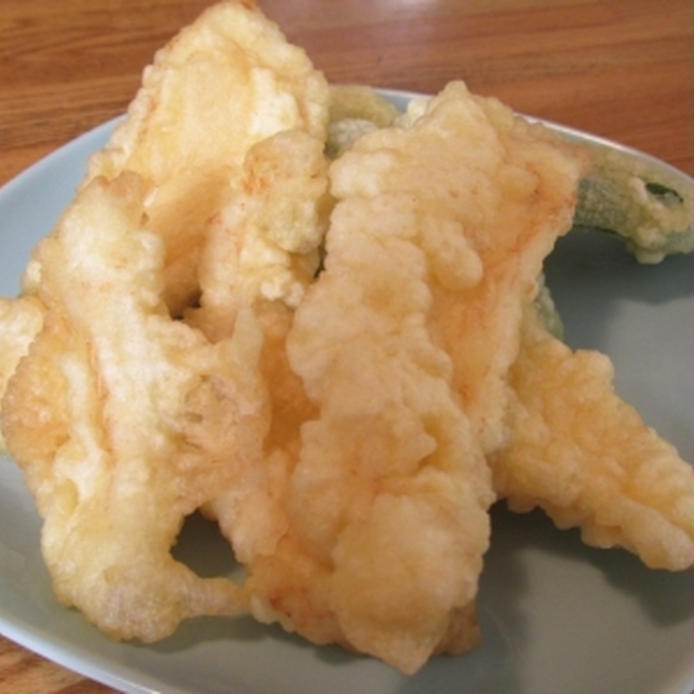 丸皿に盛られたカワハギの天ぷら