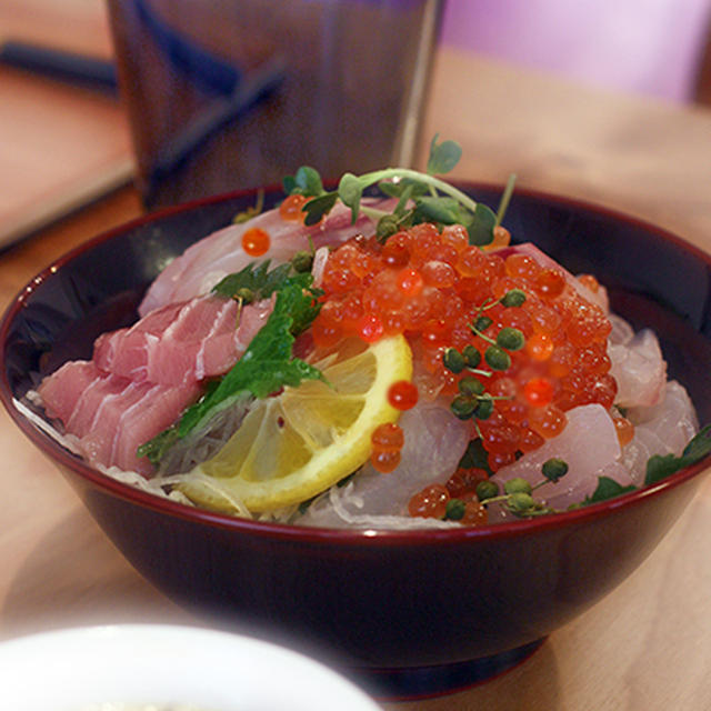 海鮮丼と茶碗蒸し・イチゴのティラミスロール